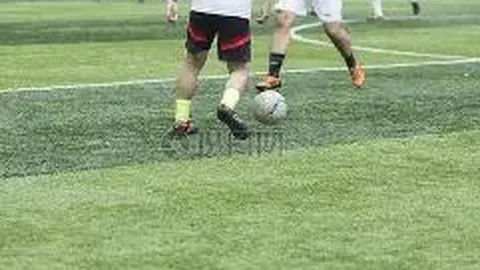 范丞丞拍剧频遇摔跤意外，粉丝感慨其职业精神