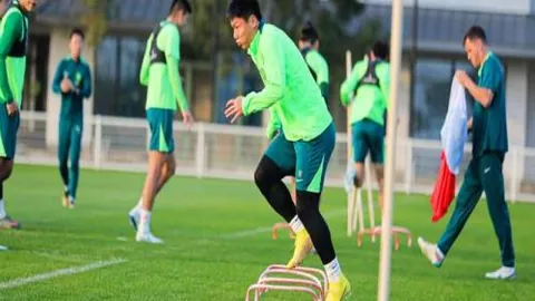 “巴塞罗那与曼联欧联杯16强附加赛首回合2-2握手言和，强队交锋高潮迭起！”