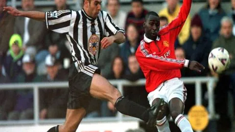 王钰栋19岁生日庆功，赛季30场轰入12球，本土射手榜一骑绝尘领跑